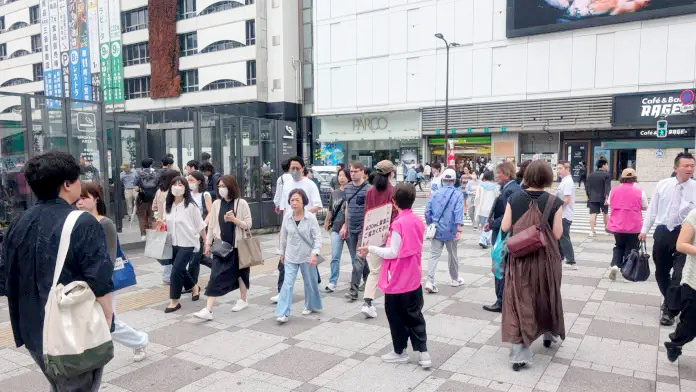 世華日本分會姊妹們在呼籲民眾捐血