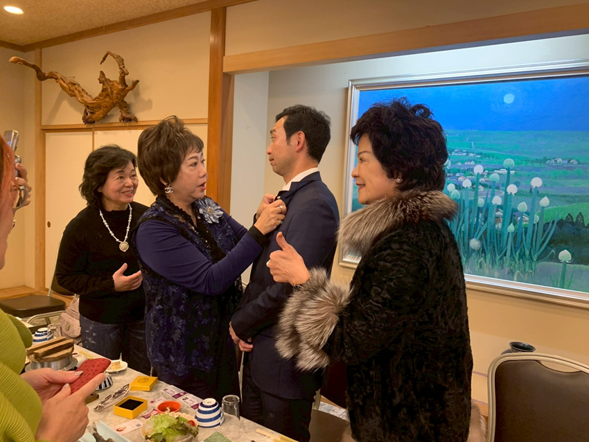 左起: 蕭悧悧會長、林淑敏總會長、秩父市清野和彥市長、鄭美滿副總會長