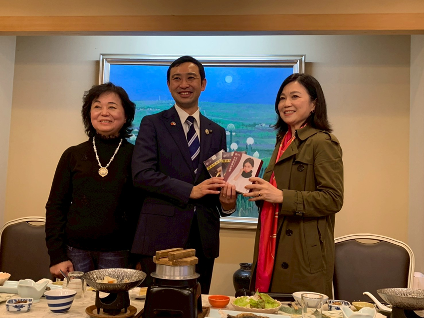 左起:蕭悧悧會長、秩父市清野河彥市長、呂麗美北區會長