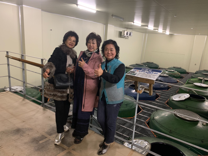 左起;鄭美滿副總會長、林淑敏總會長、蕭悧悧會長參觀秩父錦酒造內發酵槽區