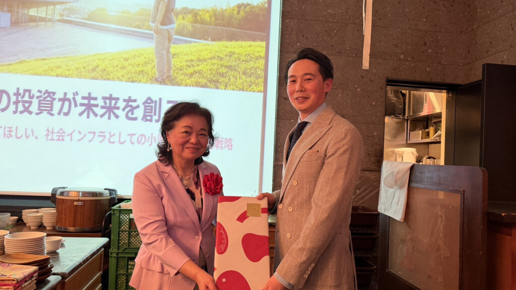 會長蕭悧悧(左)贈送伴手禮給理事長三井俊賢(右)