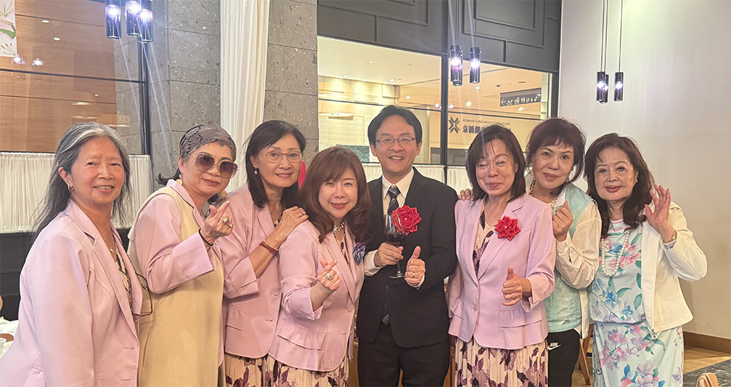 右起: 留日台灣同鄉會名譽會長的蕭玉蘭資深理事、吳秀鸞顧問(日本台灣協贊會會長)、黑澤霞代子顧問(日本台灣商會總會監事長) 、宮田直輝院長; 左起:陳惠芳監事、田中瓊慧理事、尹世玲指導會長、孫斯美副會長。