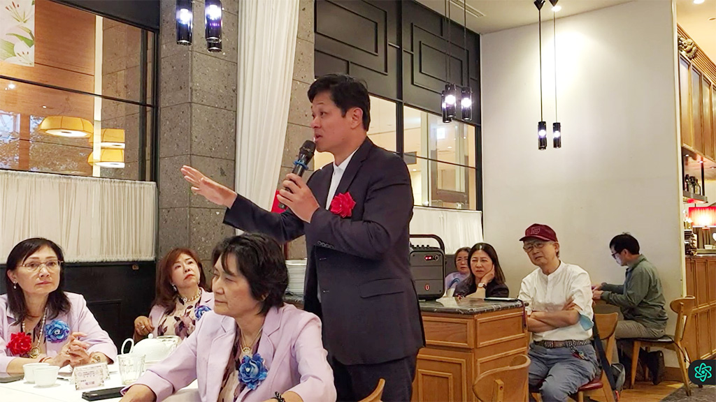 本會陳五福顧問(中)就信託基金的繼承問題向講師黃律師提問,後面有多位旅日僑領專注聆。