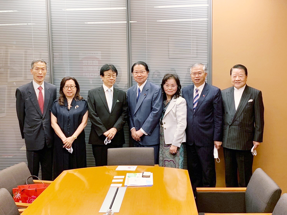 日本台灣親善協會會長衛藤征士郎（中）