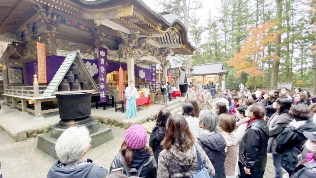 眾人一同在寶登山神社祈求會務順利