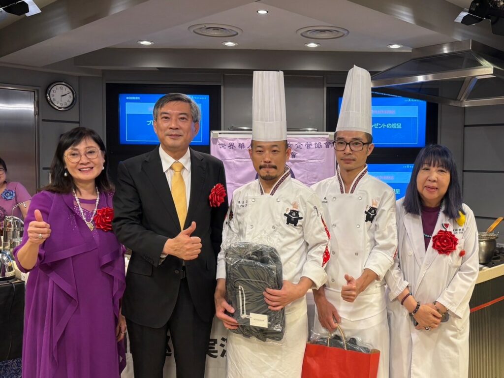 世華日本分會尹世玲會長 (左一)、台北駐日經濟文化代表處周學佑副代表 (左二)、李佳其主廚 (中)、廖泰竣助理 (右二)、服部學園服部津貴子會長 (右一)