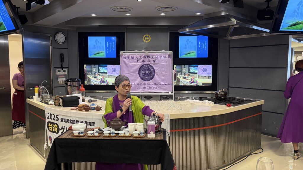 茶藝師田中桃子展示台灣茶藝
