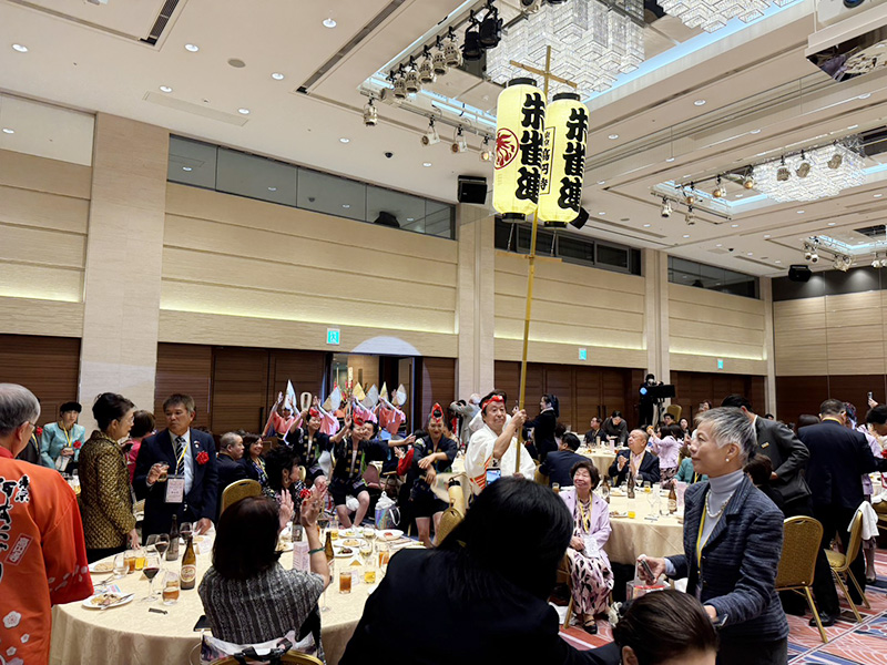 日本傳統祭典隊伍進場帶動全場氣氛，賓客熱情互動，為交接典禮增添歡樂與文化特色。