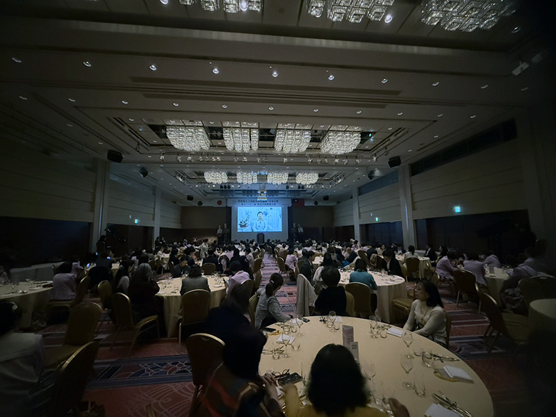 與會嘉賓專注觀看第十一屆回顧影片，典禮現場氣氛莊重，展現日本分會兩年會務成果的深刻足跡。