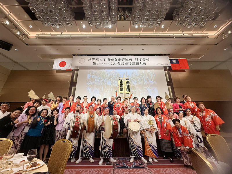 表演團隊與與會嘉賓合影留念，現場洋溢熱鬧與歡欣。